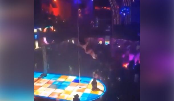 Dallas: Una bailarina de caño cayó al vacío, se fracturó la mandíbula y siguió con su performance