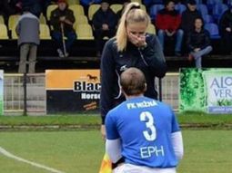 Un jugador le pidió matrimonio a una jueza de línea en pleno partido y emocionó a todos.