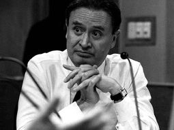 El desaparecido periodista Ricardo Rocha entrega a la justicia en 1996 una copia del videocasete de la Masacre de Aguas Blancas. El desaparecido periodista Ricardo Rocha entrega a la justicia en 1996 una copia del videocasete de la Masacre de Aguas Blancas.