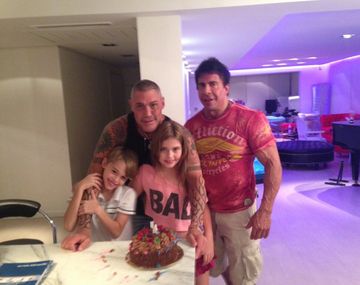 Ricardo Fort con sus hijos: Felipe y Marta y el padrino de los nenes, Gustavo Martínez.