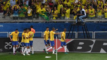 El festejo de Brasil por el golazo de Coutinho ante Argentina El festejo de Brasil por el golazo de Coutinho ante Argentina