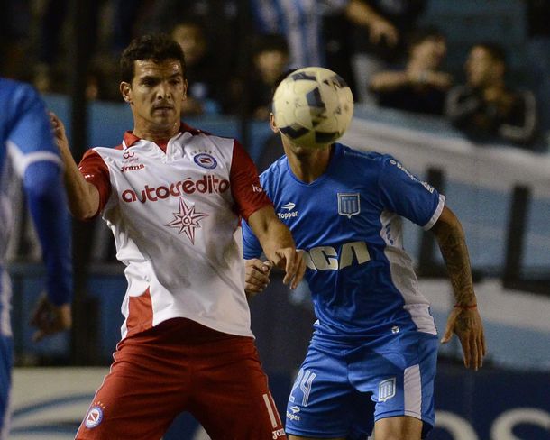 Racing, con la cabeza en la Copa empató frente a Argentinos en Avellaneda