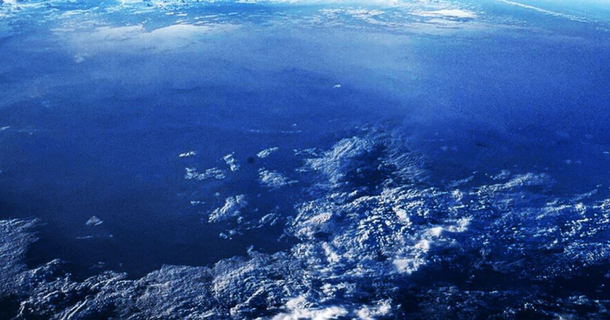 Hay un océano en el espacio