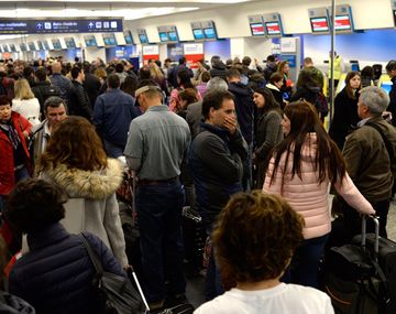 Más de 100 vuelos cancelados por la falta de acuerdo en las paritarias