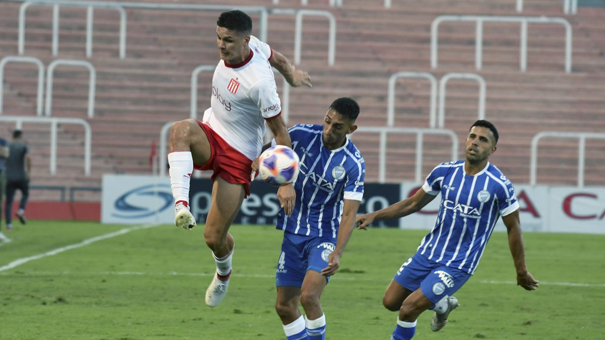 A former River and Racing gave Estudiantes their first win