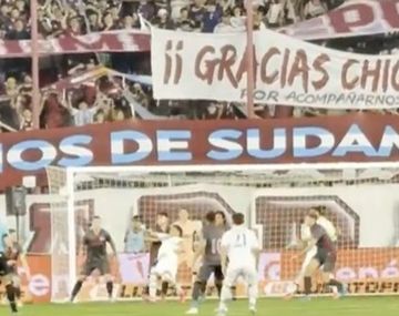 Los hinchas de Lanús colgaron una bandera con un mensaje al Chiqui Tapia: qué decía