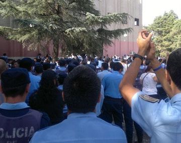 Otros dos policías fueron detenidos por el acuartelamiento en Córdoba
