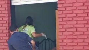 video: la policia entro por el techo de una casa y rescato a una mujer que dio a luz sola video: la policia entro por el techo de una casa y rescato a una mujer que dio a luz sola