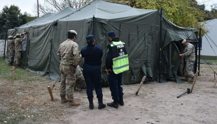Se quedaron sin camas y el Ejército armó una carpa para recibir pacientes