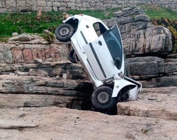 VIDEO: Así fue el accidente del auto que cayó 4 metros al vacío en Mar del Plata