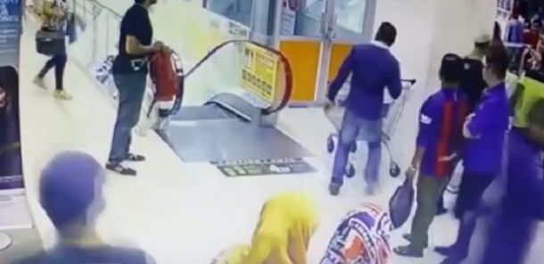 La nena se cayó desde unas escaleras mecánicas en Bukit Jambul.