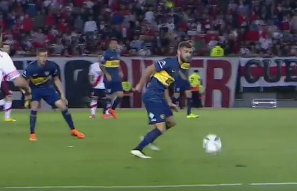 La polémica de la noche en el Monumental: ¿Fue mano de Peruzzi?