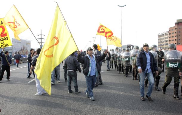 Colectiveros de la línea 60 deponen su actitud y dejan libre el tránsito en Panamericana