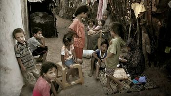 aberrante: denuncian que los traficantes abusan de nenes refugiados aberrante: denuncian que los traficantes abusan de nenes refugiados