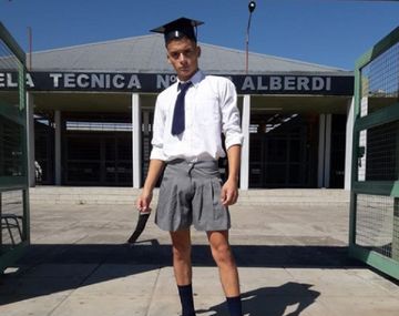 Fue a recibir su diploma y lo discriminaron porque usaba pollera