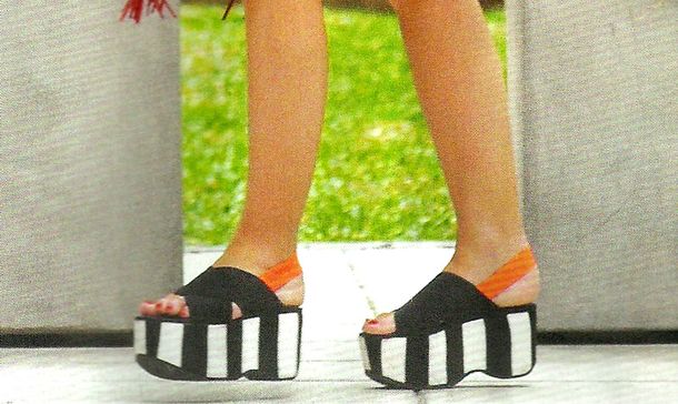 Esta actriz ex rubia está rayada, pero bien combinada