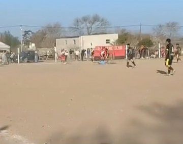 El brutal cabezazo que recibió un árbitro en una liga amateur