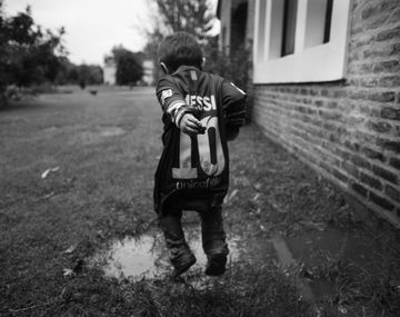 Todos quieren ser Messi: una muestra de fotos refleja la admiración al ídolo