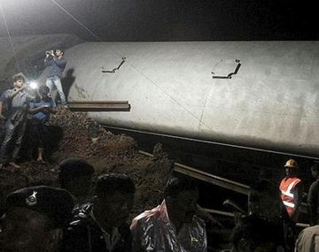 Choque de trenes en India: 27 muertos