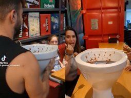 El viral más asqueroso: sirven helado de chocolate en un inodoro