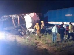 Choque frontal de camiones en Luján