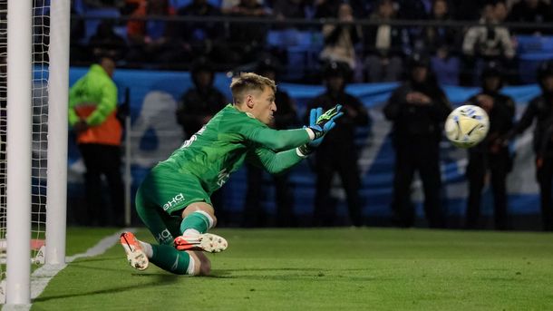 Darío Benedetto erró un penal insólito y Belgrano goleó 3-0 a Newells por el Torneo Clausura 2025