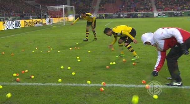 Esto no es tenis: la insólita protesta de hinchas del Borussia Dortmund