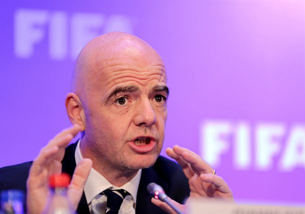 Infantino habla ante la prensa en India