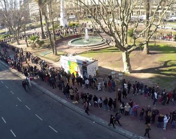 Largas filas para conseguir manzanas y naranjas gratis en el frutazo de Plaza de Mayo