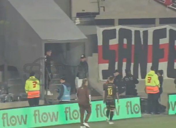 Hinchas de River empaparon a Mauro Zárate cuando se retiraba del Monumental