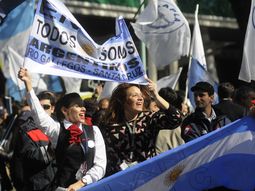 aeronauticos anuncian un paro y protestan en la costanera aeronauticos anuncian un paro y protestan en la costanera