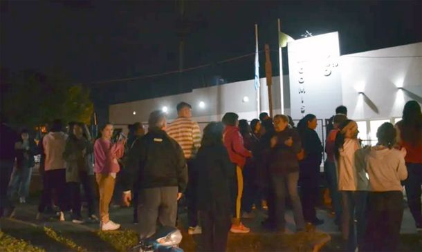 César Sena fue trasladado a otra comisaría en medio de protestas vecinales