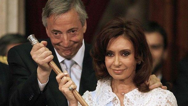 Cristina denunció que Bonadio se llevó de su casa las bandas y bastones presidenciales