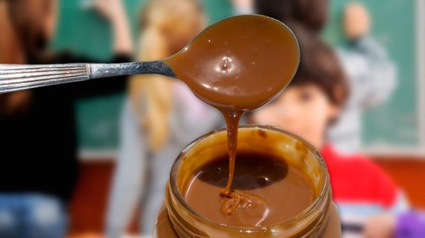 Un docente le untó dulce de leche en la cara a un alumno porque se portó mal