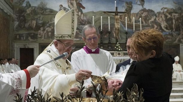 Francisco encabezó hoy una misa de bautismo
