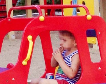 Conmueve foto de nene de 5 años que fuma y toma