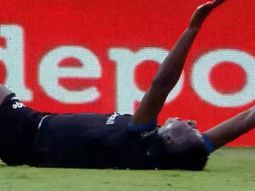 La patada del año: un argentino vio la roja tras un brutal cruce que lesionó al rival