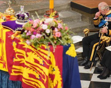 El incómodo momento que vivió la esposa del embajador argentino en el Reino Unido durante el funeral de Isabel II