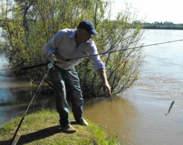 El pescador contó que fue rico por una hora, pero entregó el oro