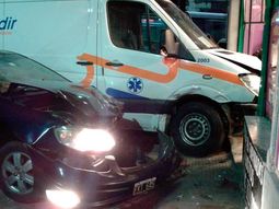 Chocaron un auto y una ambulancia: terminaron adentro de una pizzería