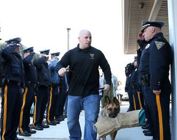 Emocionante despedida a un perro policía antes de ser sacrificado