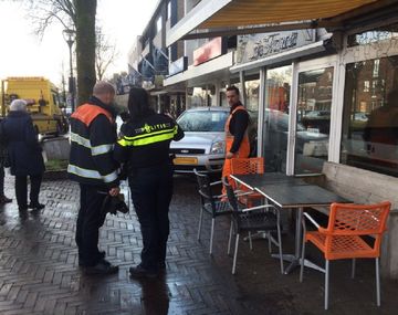 Quiso estacionar y se incrustó en una vidriera