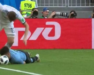 VIDEO: ¡Garra uruguaya y bostera! Nahitan Nández trabó con la cabeza ante Rusia