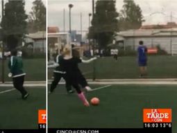 video: mira a melina fleiderman jugando al futbol video: mira a melina fleiderman jugando al futbol