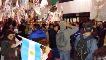 militantes esperan por cristina kirchner en aeroparque y en su casa de recoleta militantes esperan por cristina kirchner en aeroparque y en su casa de recoleta