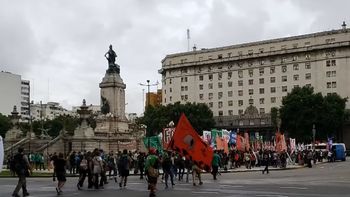 movilizacion hacia el congreso: redoblan la protesta contra la reforma laboral movilizacion hacia el congreso: redoblan la protesta contra la reforma laboral