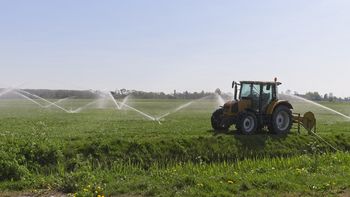 Uruguay podría crecer un 2,9% por año solo por expandir los sistemas de riego en ganadería y agricultura. Uruguay podría crecer un 2,9% por año solo por expandir los sistemas de riego en ganadería y agricultura.