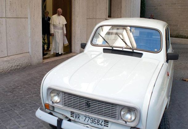 El Papa ya forma parte del club del Renault 4 en la Argentina