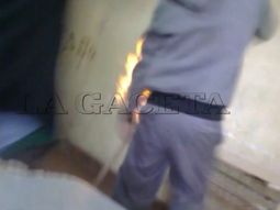 Quiso hacerse el gracioso y casi se prende fuego