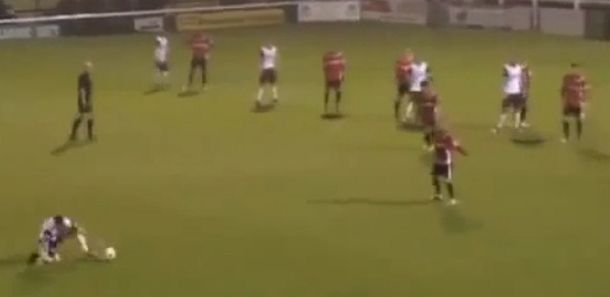 Papelón: se cayó y protagonizó el peor tiro libre de la historia